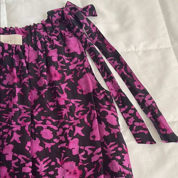NWOT LOFT Women's Black and Pink Floral Blouse S length 26‎ inches - Picture 2 of 4